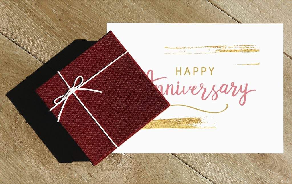 Win that Wide Smile with 8 Dazzling Anniversary Gifts